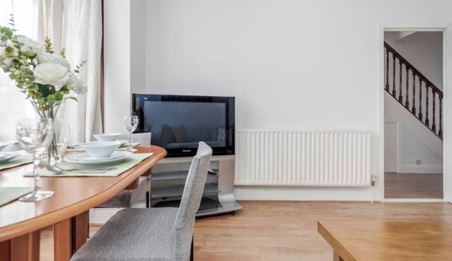 Amazing 4 Bedrooms House near Romford Station