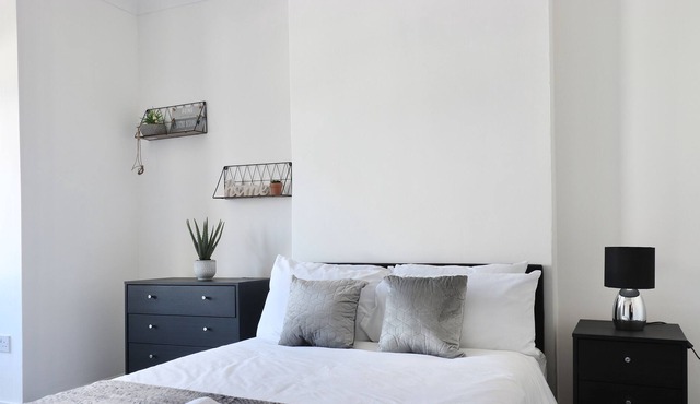 Amazing 6 Bedroom House in Luton