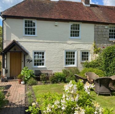 Amazing cottage right in the heart of Ewhurst Green, overlooking Bodiam Castle