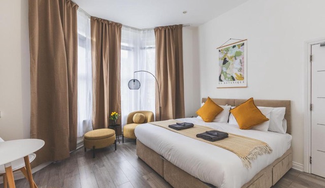 Amazing serviced accommodations for Corporate Contractors and Leisure clients Located at a walking distance from three majors Underground and Overground stations