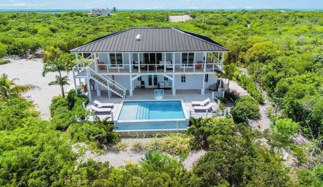 Amazing view, two king bedroom w/ensuite bathrooms. Private heated pool