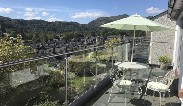 Ambleside quiet detached Mountain Vw balcony Sleeps 6 Pool and Spa Parking3cars
