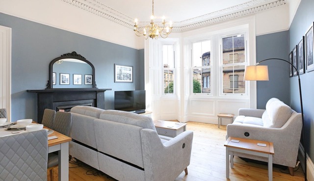 An impressive 3-bedroom apartment, sleeping 6 guests, in a fabulous location.