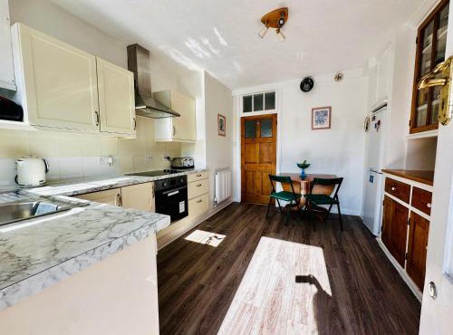 Apartment 2BR-free private parking-quick access to train into London-Wembley-Heathrow