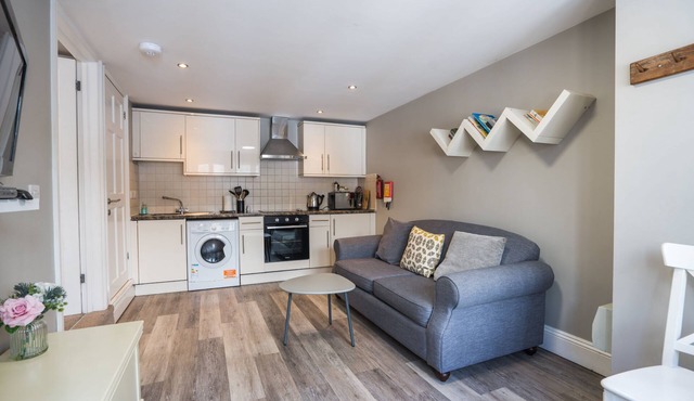 Apartment 32 Trinity Mews - sleeps 3 guests in 1 bedroom