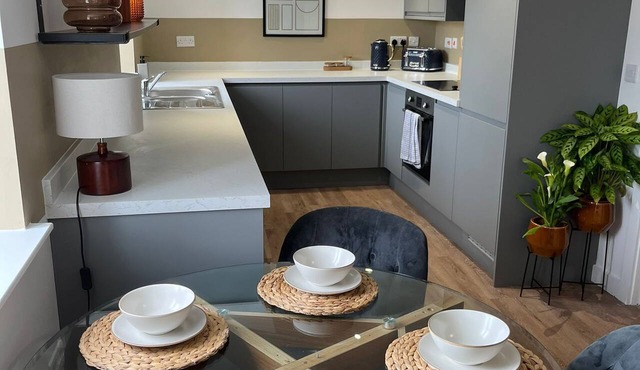 Apartment 7 Peak Willow Holiday Apartments - Salisbury House