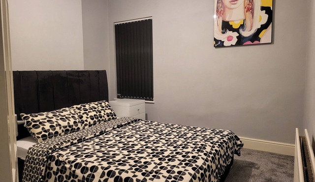 Apartment - Sleeps 5 - Great Location - Parking