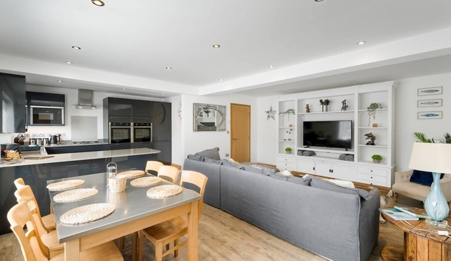 Apartment w/Parking & Courtyard, nr Porth Beach