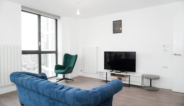 Apartment with Balcony, Views & Free Parking