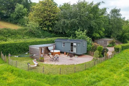 Apple Blossom -Shepherd Hut, Hot Tub, Wood Burner