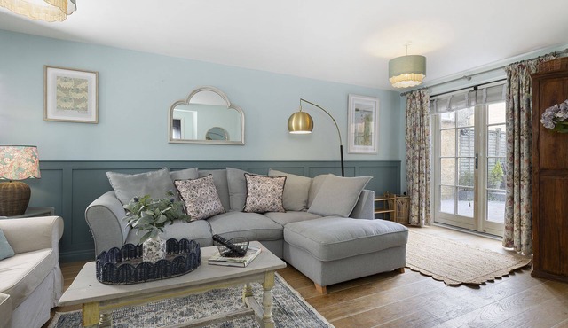 Appledore Cottage - Comfy and cosy dog friendly holiday home in the Cotswolds