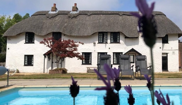 April Cottage Seasonal Pool & all year Hot Tub