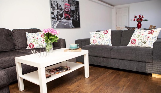 Apt 3, Trafalgar Sq Duplex, 3rd & 4th floor by Indigo Flats
