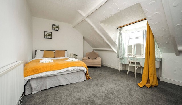Apt - Sleeps 10 - Parking - Ideal for Contractors