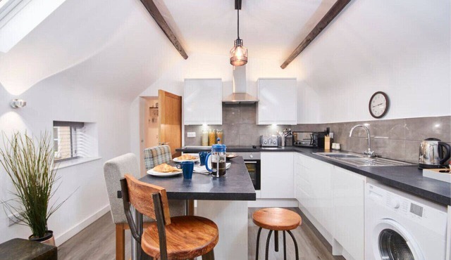 Apt w/Free Gym & Pool Access Near EMA & Donington