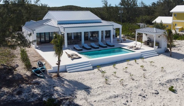 Aquamarine Villa, Newly Built Designer Home, Centrally Located on Tar Bay
