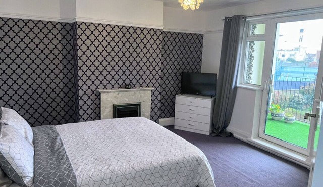 Art Deco 5-bedroom house with WiFi in Weston-super-Mare Close to Beach & Town