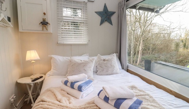 ART STUDIO, pet friendly, with hot tub in Blandford Forum