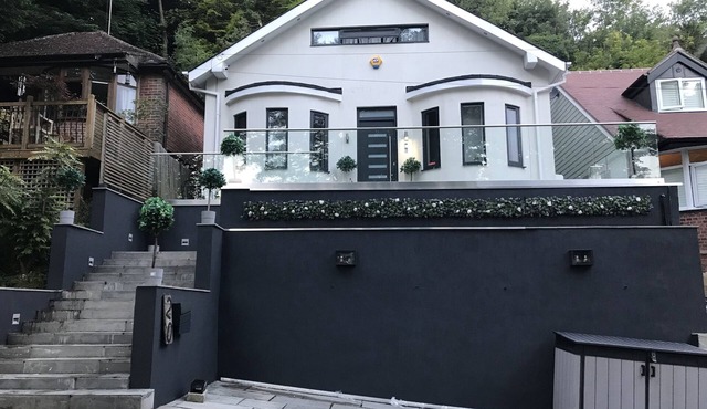 Artsy Retreat - Sleeps 4, Free Parking & Balcony