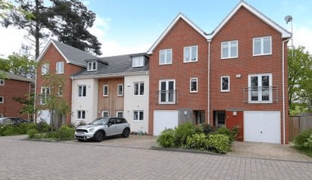 Ascot Four Bedroom House With Garden