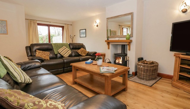 ASH GILL COTTAGE, family friendly, with open fire in Torver