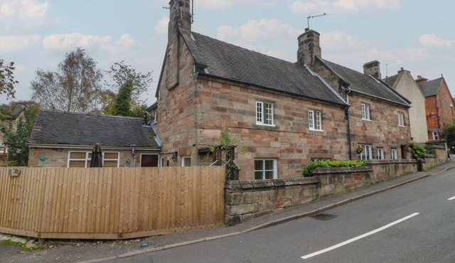 ASH HOUSE, pet friendly, character holiday cottage in Alton