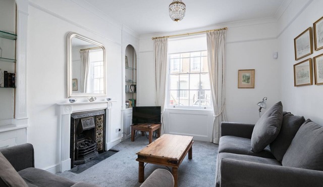 At Home in Chelsea - Two Bedroom House, Sleeps 6