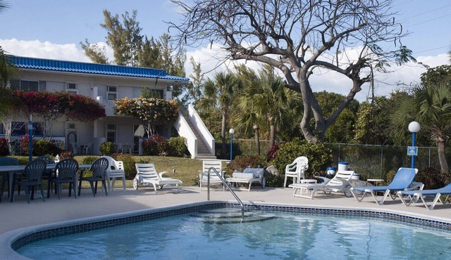 Attractive and Affordable Garden Apartment very close to Beach, shops, amenities