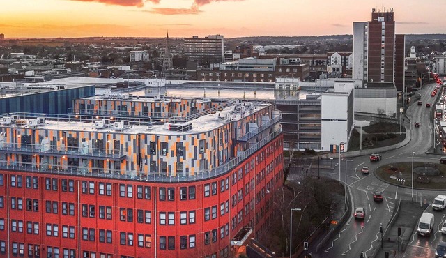 Attractive Cosy 2 Bedroom Penthouse with free Parking inside Romford Centre