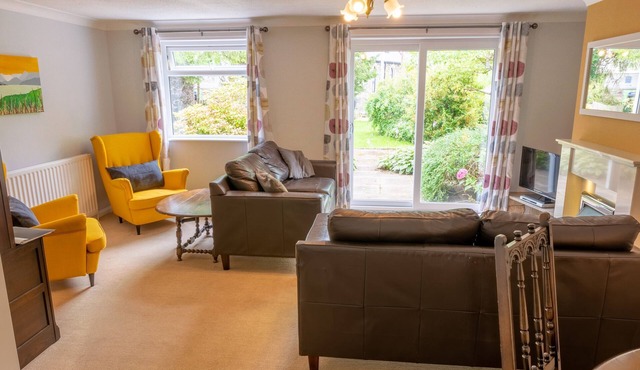 Avondale Bungalow - A cottage that sleeps 4 guests in 2 bedrooms