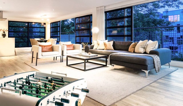Award Winning Stunning Modern Glass Wall Penthouse, Leicester City Centre Treeside Views