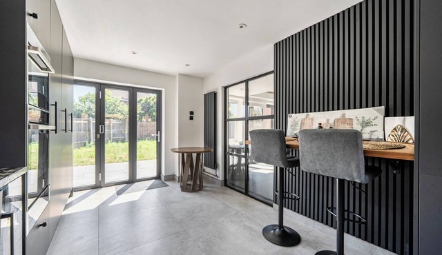 Aylesbury - Sleeps 6 - Parking - Central Location