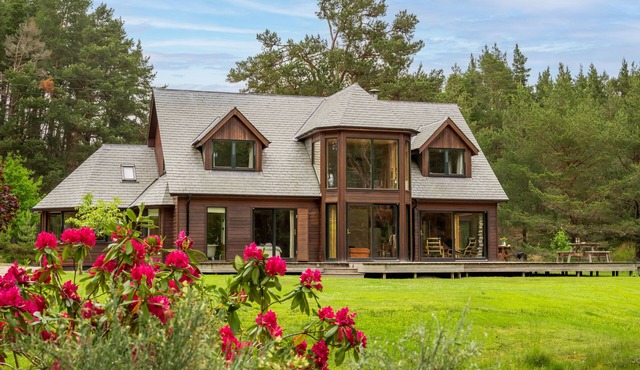 Baddengorm Lodge - a lodge that sleeps 10 guests in 5 bedrooms