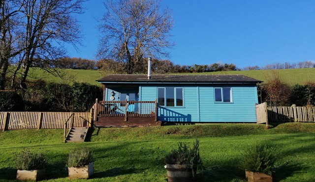 Badgers Den, a cosy cabin in a peaceful valley near to beach in Bantham S. Devon