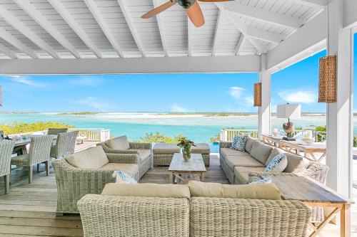 Bakari House - Luxury Oceanfront Villa with Spectacular View, Pool, Spa and Dock