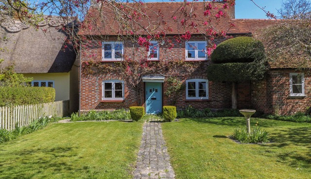BAKEHOUSE FARM, pet friendly, with open fire in Bledlow