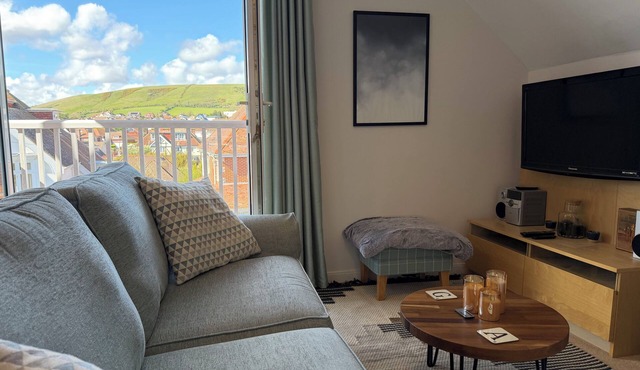 Ballard Down View, Swanage 2 Bed, 5 minutes walk to beach, balcony views.