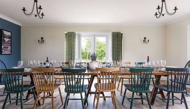 Banbury Hill Farmhouse, Charlbury - sleeps 14 guests in 7 bedrooms