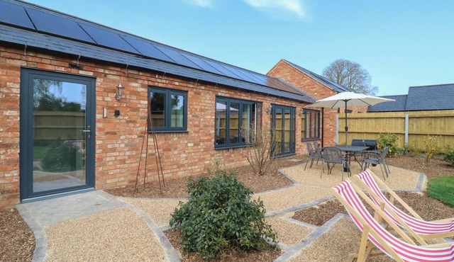 BARLEY COTTAGE, pet friendly, with a garden in Catworth