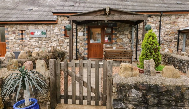 BARN 1, pet friendly, character holiday cottage in Ystradgynlais