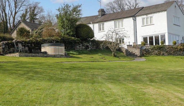 BARN HOWE, family friendly, luxury holiday cottage in Levens