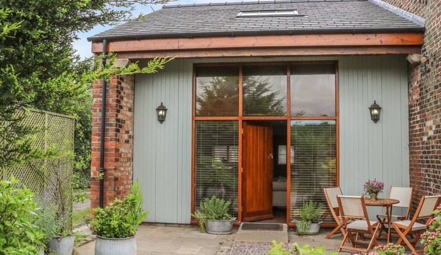 BARN OWL COTTAGE AT CROOK HALL FARM, family friendly in Bispham Green