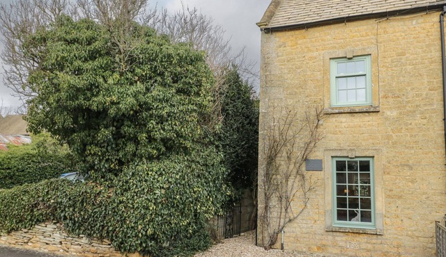 BARTON COTTAGE, pet friendly, with open fire in Bourton-On-The-Water