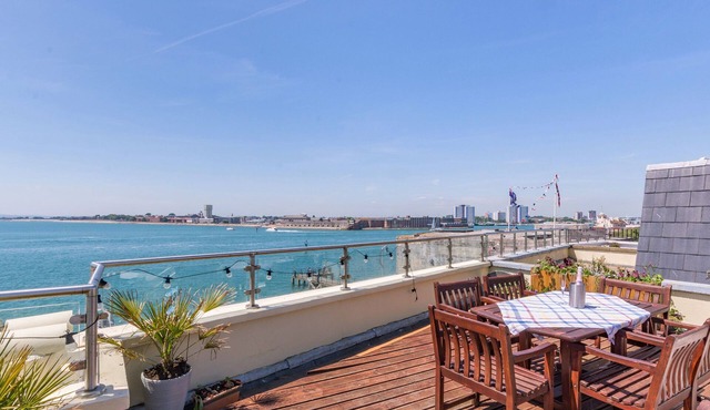 BATTERY HOUSE, family friendly, country holiday cottage in Portsmouth