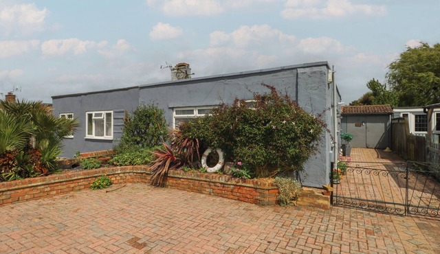 BAY COSY, pet friendly, character holiday cottage in Pevensey Bay