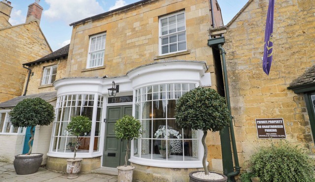 BAY HOUSE COTTAGE, pet friendly, with a garden in Broadway