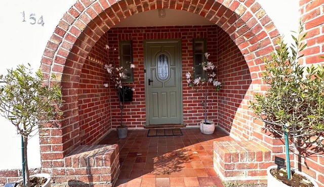 BAYVIEW COTTAGE, pet friendly, country holiday cottage in Southbourne
