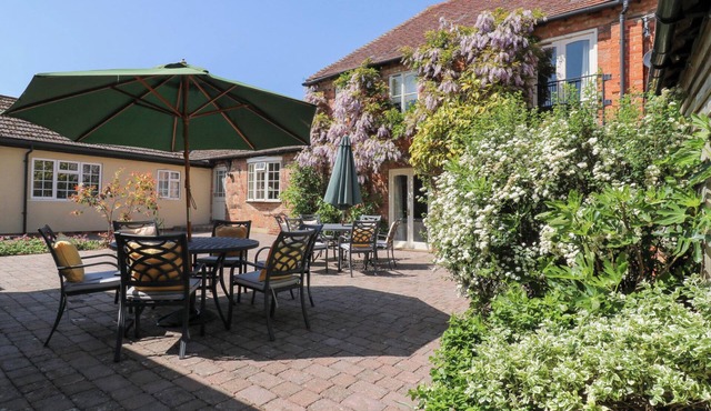 BB HOUSE, family friendly, with a garden in Roxhill Manor Farm