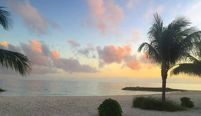 Beach front Villa , with private pool and beach , grille paddle board !!!!!