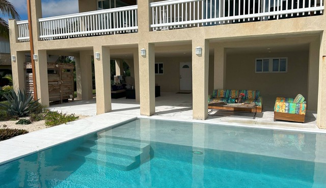 Beach front with Pool. Charming 4 bdrm Villa with AC/Patios &Blue Green Ocean